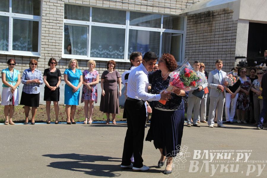 В Великих Луках прозвенели «Последние звонки»