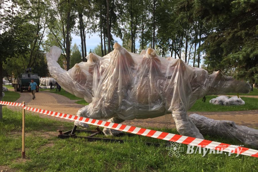 В Великие Луки завезли динозавров (ФОТО)