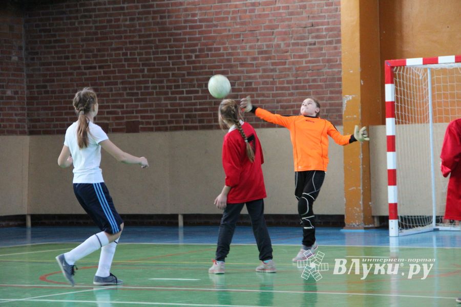 В Великих Луках прошел областной этап по мини-футболу среди девочек (фото)
