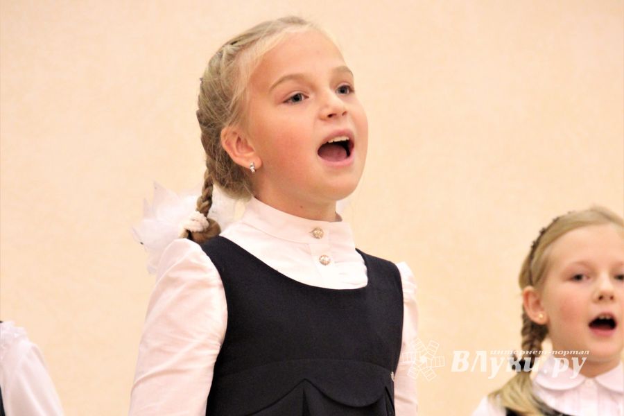 В Великих Луках ученики школы №13 поздравили своих педагогов (ФОТО)