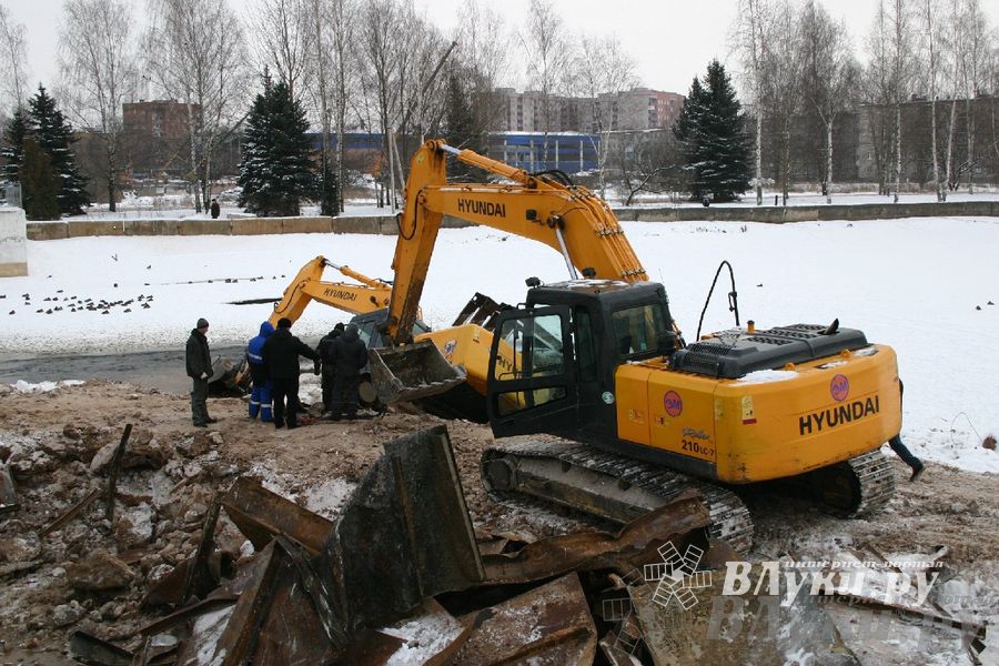 Падение экскаватора в воду рабочие назвали «штатной ситуацией»