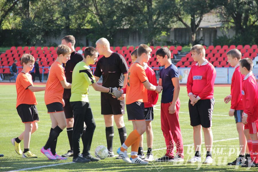 В Великих Луках стартовал открытый турнир по футболу