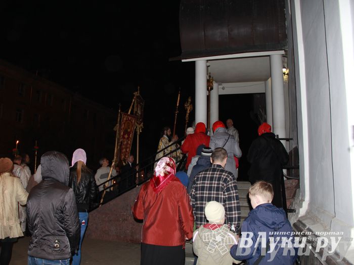 Крестным ходом встредили великолучане светлый праздник Пасхи