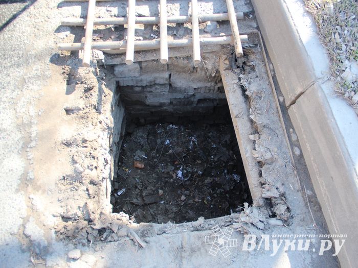 В Великих Луках прочищают «ливнёвку» (ФОТО)