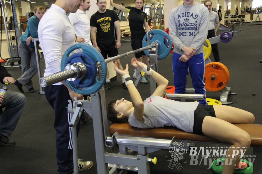 В Великих Луках состоялись Первенство города по жиму штанги и Первый Кубок города по армлифтингу (фото)