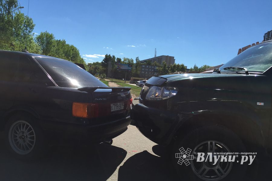 В Великих Луких столкнулись две легковушки (фото)