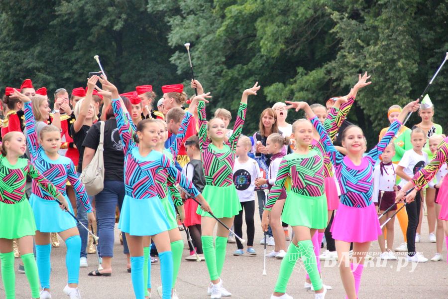В Великих Луках проходит ​Международный фестиваль-конкурс среди мажореток и барабанщиц (ФОТО)