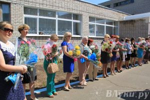 В Великих Луках прозвенели «Последние звонки»