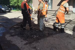 В Великих Луках производится ямочный ремонт дорожного покрытия (ФОТО)