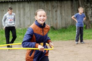 Ребята из пришкольных лагерей соревновались в «Весёлых стартах» (ФОТО)