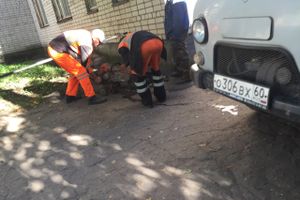 Территорию у детской поликлиники благоустраивают (ФОТО)