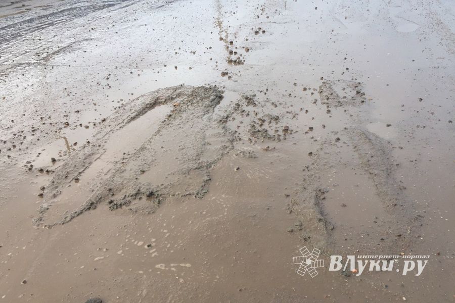 И в дождь, и в стужу бетон — на лужу (ФОТО)