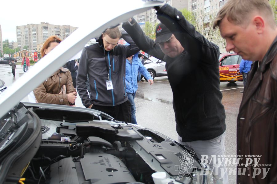 В Великих Луках прошла «Весенняя автоярмарка Великие Луки — 2015» (фото)