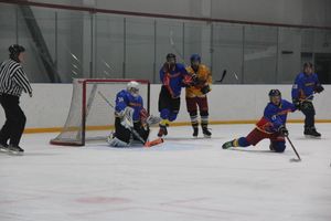 Два зоккейных матча прошли в Великих Луках в рамках Чемпионата города (ФОТО)