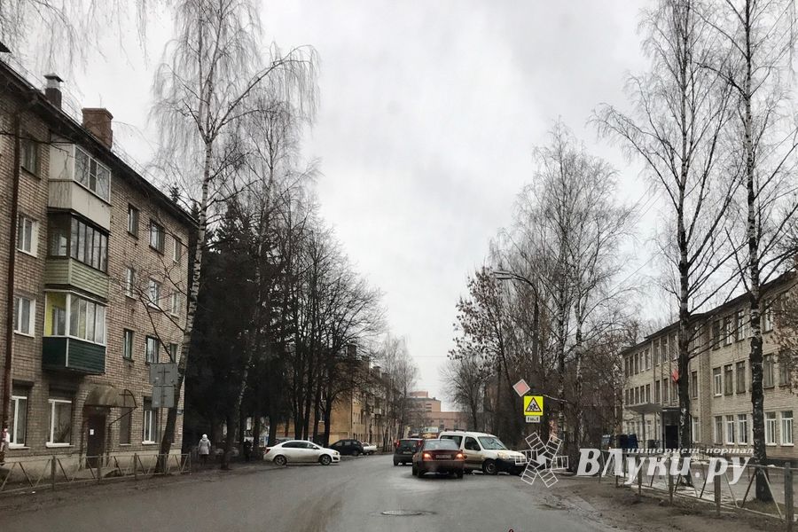 Фотофакт: в Великих Луках произошло ДТП