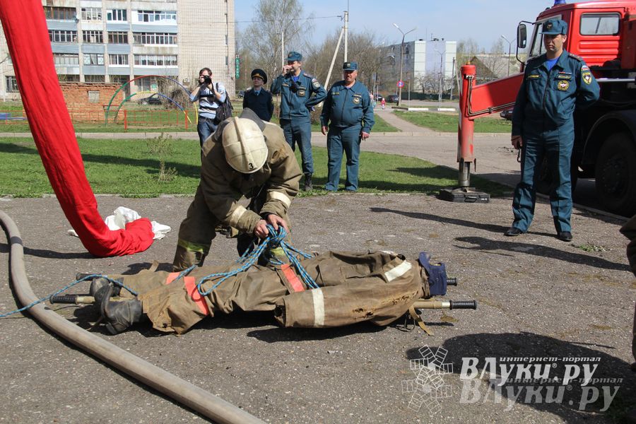 В Великих Луках прошли соревнования пожарных расчетов
