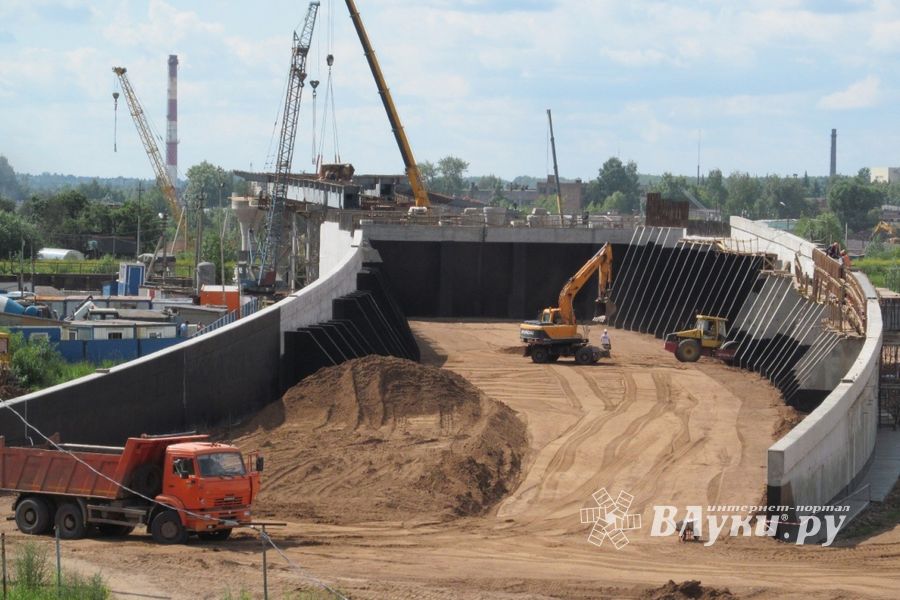 В Великих Луках на путепроводе завершена надвижка левого пролета (ФОТО)