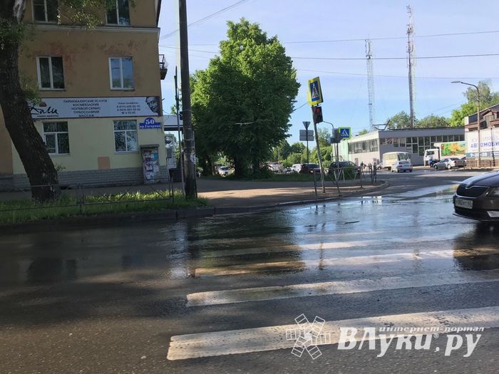 Проспект Гагарина в Великих Луках заливает (ФОТО)