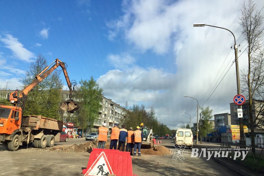 фотофакт: на пр-те Гагарина в Великих Луках продолжается ремонт 