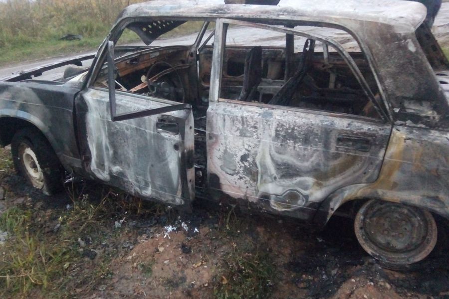 В Великих Луках горел автомобиль (ФОТО)