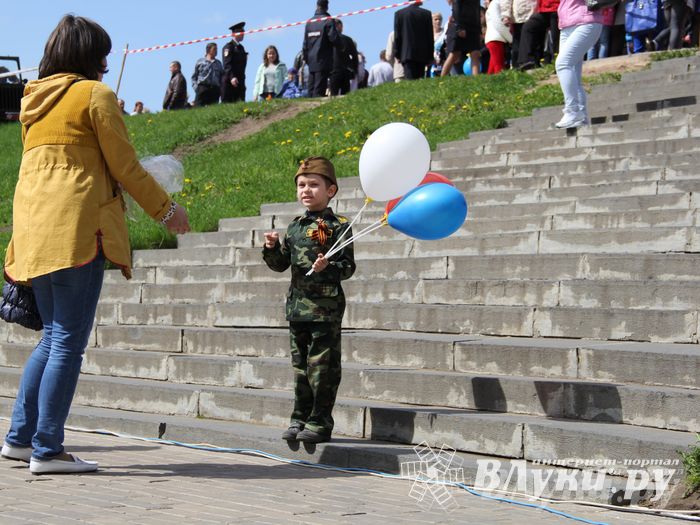 Парад Победы в Великих Луках (фото)