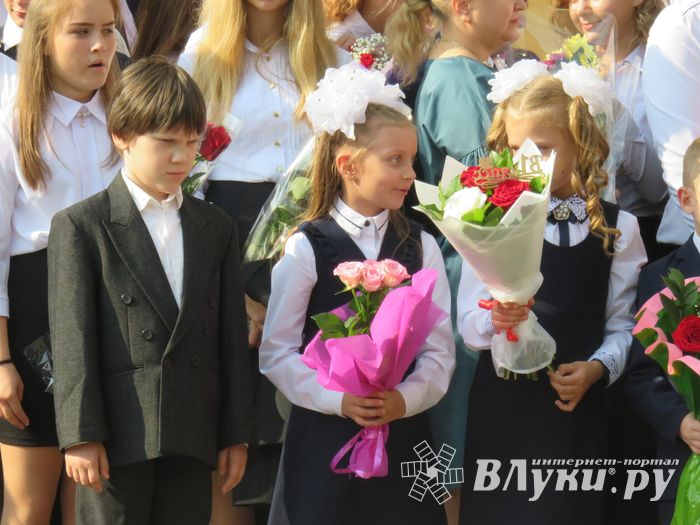 1 сентября в школах Великих Лук прошли Торжественные линейки (ФОТО)