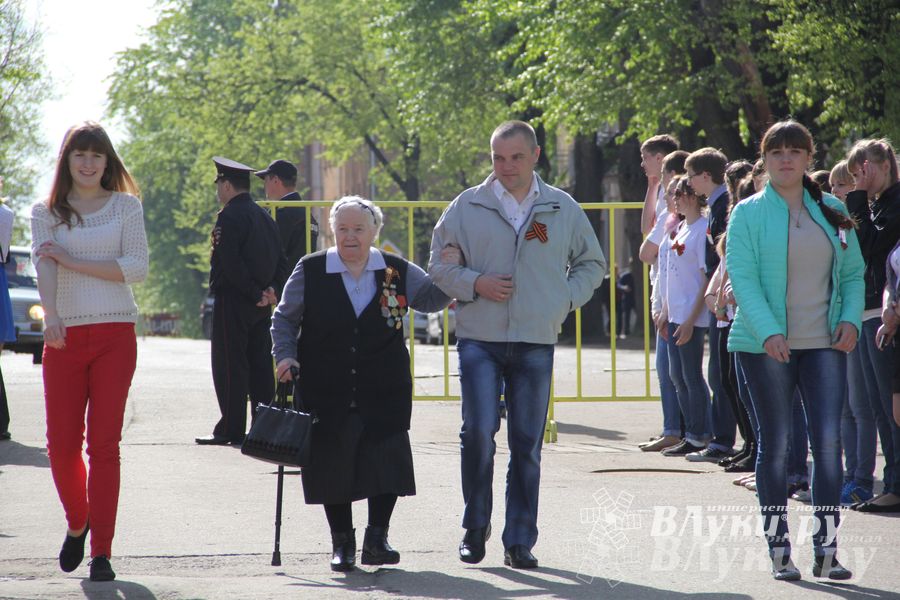 Парад Победы в Великих Луках (фото)