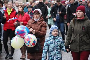 В Великих Луках прошло праздничное шествие (ФОТО)