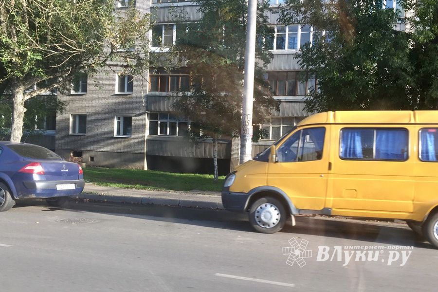 ФОТОФАКТ: На проспекте Ленина столкнулись маршрутка и легковой автомобиль