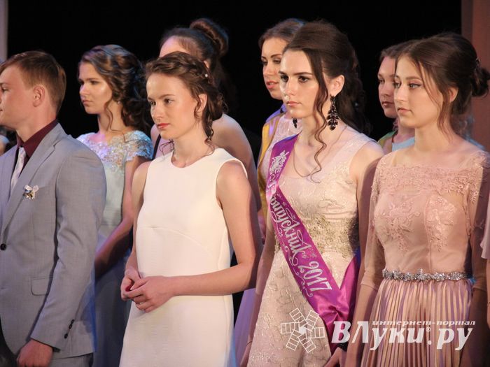 В Великих Луках выпускникам вручили медали «За особые успехи в учении» (ФОТО)