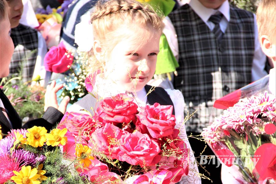 Самую многочисленную школу Великих Лук пополнили 116 первоклассников (ФОТО)