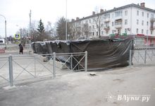 В районе великолукского путепровода появилась «непонятная» палатка (ФОТО)