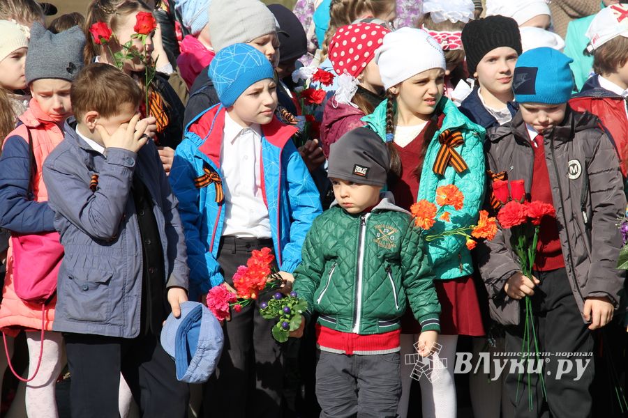 Ученики лицея №11 возложили цветы к могилам Братского кладбища (ФОТО)