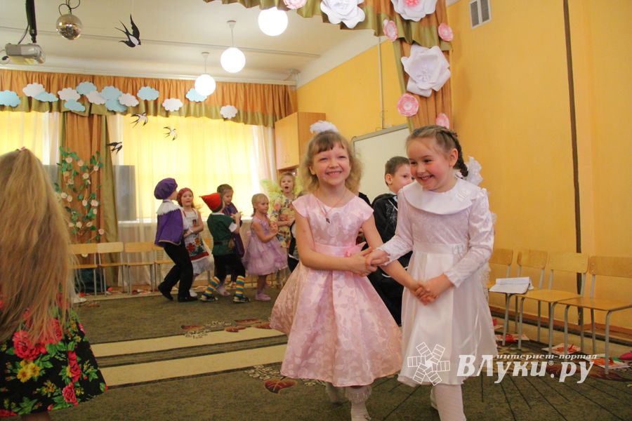 Юные великолучане поздравили мам и бабушек с помощью Золушки (ФОТО)