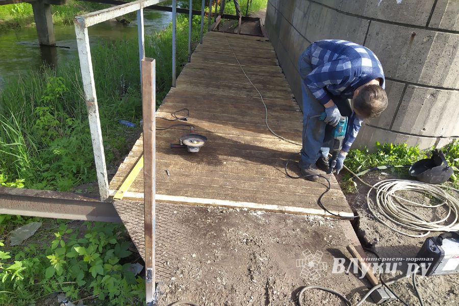 Мостик возле Лазавицкого переезда ремонтируют (ФОТО)