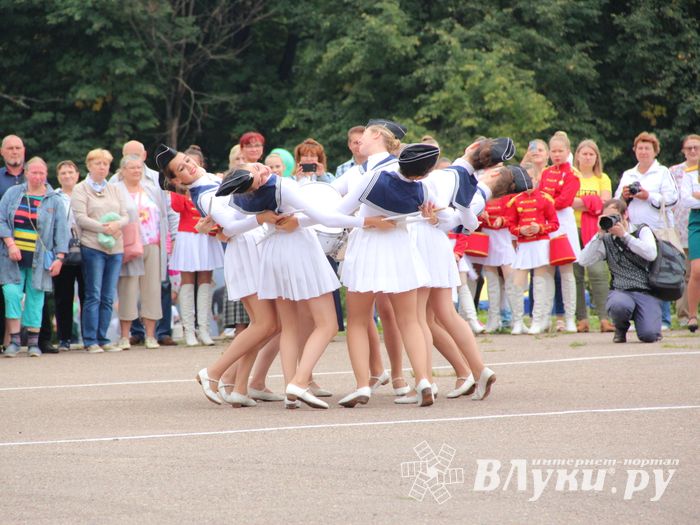 В Великих Луках проходит Международный фестиваль-конкурс среди мажореток и барабанщиц (ФОТО)