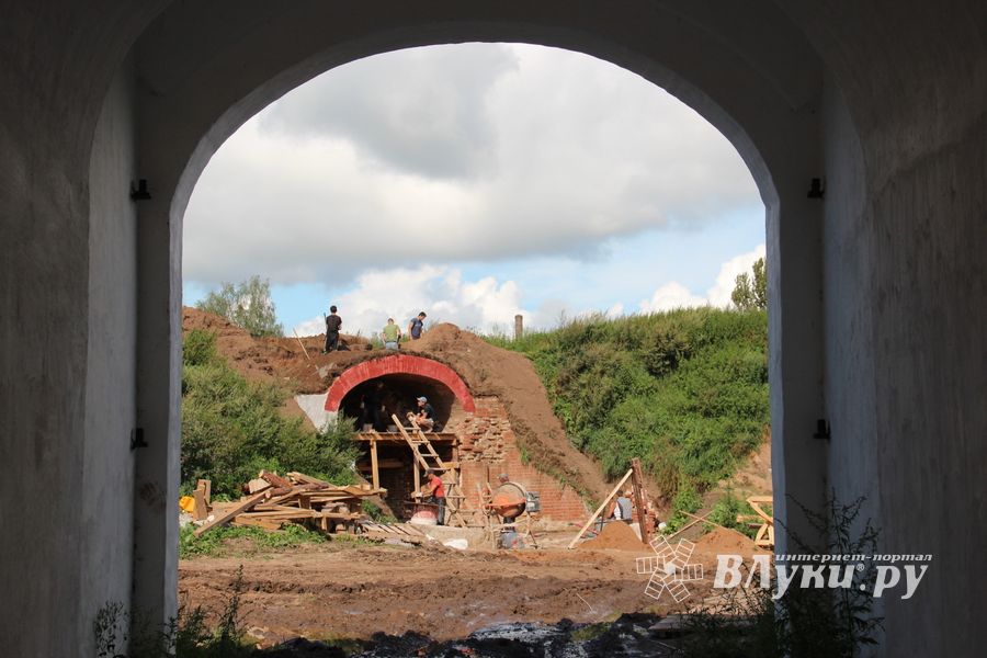 Совсем скоро великолучане смогут гулять по деревянным дорожкам Крепости (ФОТО)