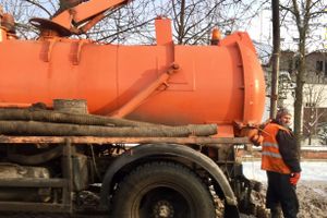 На Вокзальной чистят ливнёвки (ФОТО)