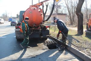 В Великих Луках прочищают «ливнёвку» (ФОТО)