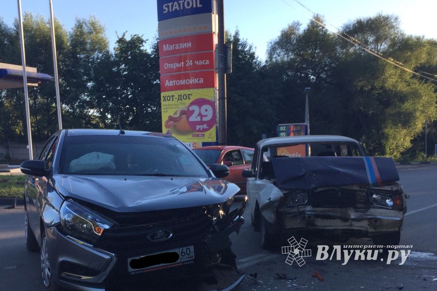 ДТП на Октябрьском в Великих Луках (ФОТО)