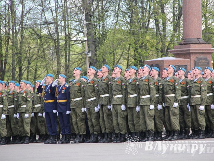 Парад Победы в Великих Луках (фото)