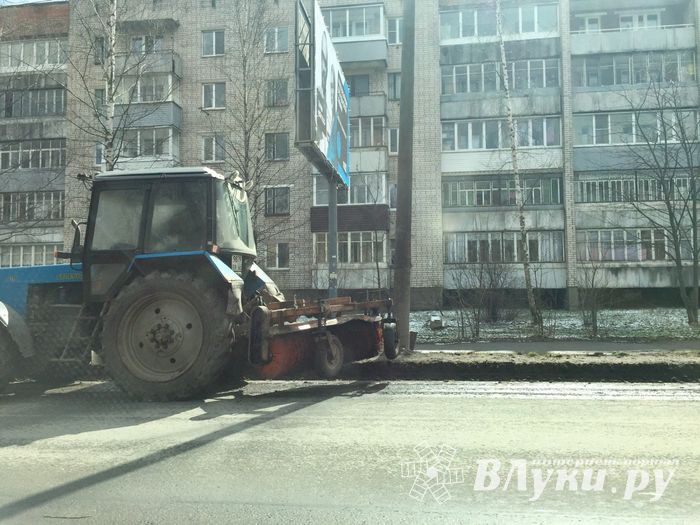 Фотофакт: в Великих Луках чистят обочины дорог 