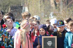 Ученики лицея №11 возложили цветы к могилам Братского кладбища (ФОТО)