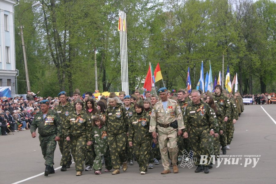 В Великих Луках прошел Военный парад