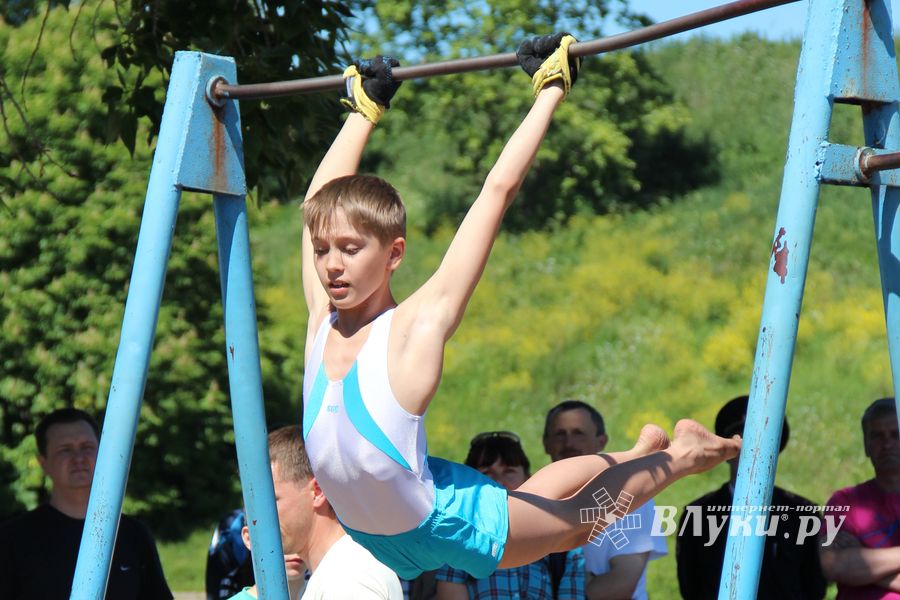 В Великих Луках состояли соревнования по подтягиванию на турнике (фото)