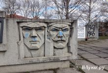 Фотофакт: В преддверии 9 мая барельеф на Малышева испачкан краской
