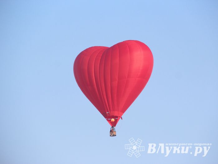 Над Великими Луками взлетели «Яблоки на снегу» (фото)