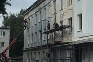 На ул. Некрасова в Великих Луках появился новый асфальт, на здании городской администрации — штукатурка (ФОТО)