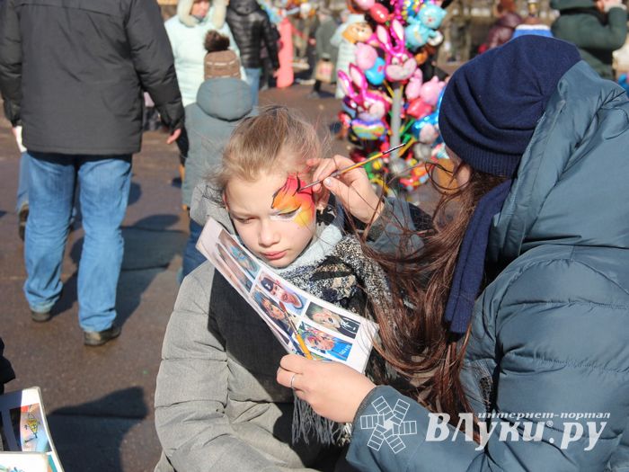 В Великих Луках широко отметили Масленицу (ФОТО)