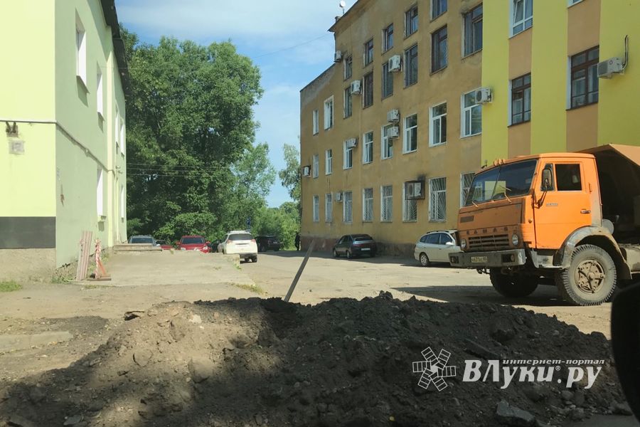 В Великих Луках перерыта дорога (ФОТО)